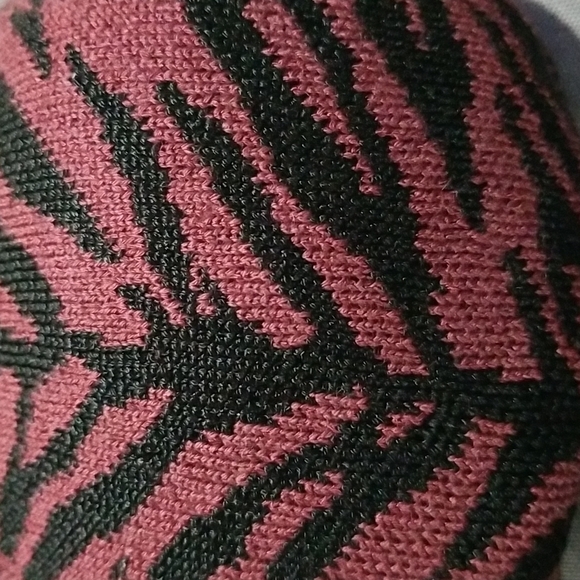 💕ST. JOHN💕 Animal Print Face Mask ~ Burgundy Tiger Stripe Print NWT - Picture 3 of 7